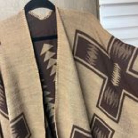 Poncho Sweater type top Small/Medium - Picture 3 of 3